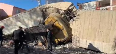 U�ak'ta bina y�k�m�nda facia: �� makinesi operat�r� enkaz alt�nda kald�