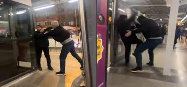 Metro istasyonunda yumruklar havada uutu
