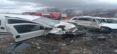 Isparta'da kamyonet ile otomobilin  arpt kazada 1 kii ld, 1 kii yaraland