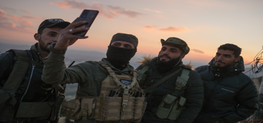 �am'�n simgelerinden Kasyun Da��'nda askeri e�itim! Esed'in portrelerine at�� yapt�lar