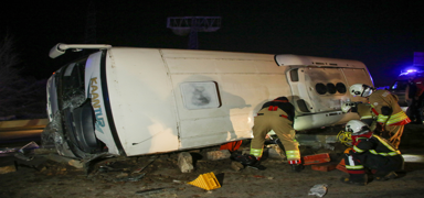 ���i servisiyle otomobil �arp��t�: �ok say�da yaral� var