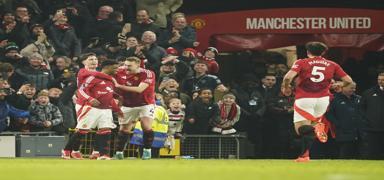 Manchester United geriden gelip kazand