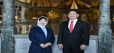 Moolistan Cumhurbakan Ukhnaa, Ayasofya-i Kebir Cami-i erifi'ni ziyaret etti