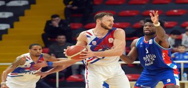 Anadolu Efes, son saniye basketiyle y�k�ld�