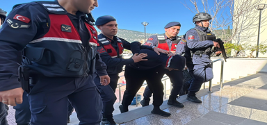 Interpol taraf�ndan k�rm�z� b�ltenle aranan ��pheli Bodrum'da yakaland�