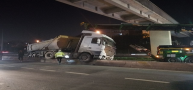 Hafriyat kamyonu beton bariyerlerde asl kald