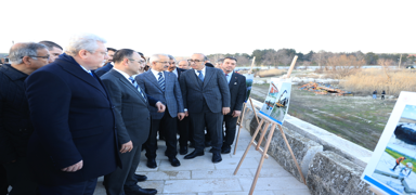 Bakan Uralolu dnyann en uzun ta kprsnde sren restorasyon almalarn inceledi