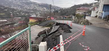 Zonguldak'ta heyelan! Yol kt