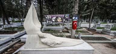 �zgecan Aslan mezar� ba��nda an�ld�