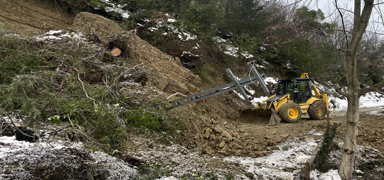 Sinop'ta toprak kaymas�! Kapanan yol a��ld�