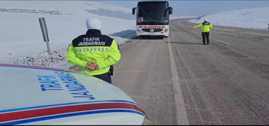 Ardahan'da otobsler yolcu gibi seyahat eden jandarma ekiplerince denetleniyor
