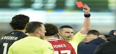 Everton-Liverpool manda olay krmz kart