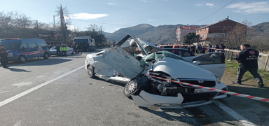 Giresun'da kamyon ile otomobilin arpmas sonucu 4 kii hayatn kaybetti