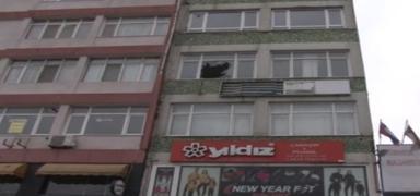 Dvdkleri arkadalarn camdan attlar