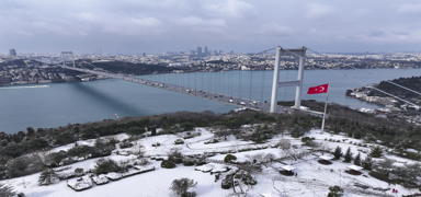 �stanbul Bo�az�'nda sis nedeniyle ask�ya al�nan gemi trafi�i yeniden ba�lad�