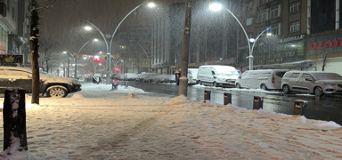 stanbul'da kar ya aralklarla sryor