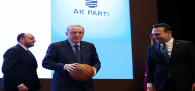 AK Parti Gen�lik Kollar�'ndan Cumhurba�kan� Erdo�an'a basketbol topu hediyesi