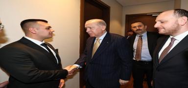 Cumhurbakan Erdoan, AK Parti'ye ye olan Burdurlu Recep Tayyip Erdoan'a rozet takt