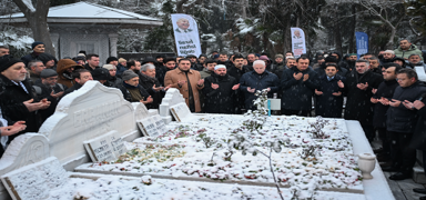 Merhum Necmettin Erbakan kabri banda dualarla anld