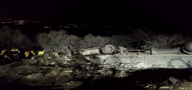 Mersin'de kamyon arampole devrildi: 2 l