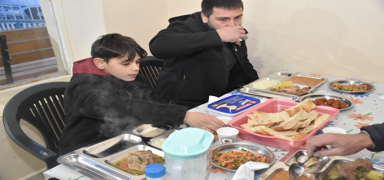 21 yllk gelenek! Bu kyde yoldan geene iftar cretsiz