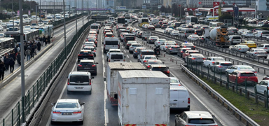 �stanbul'da trafik yo�unlu�u ya�an�yor