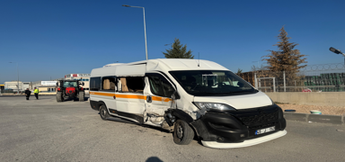 Manisa'da iki ii servisi arpt: ok sayda yaral var