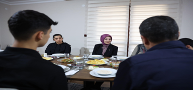 Bakan Gkta, depremzede aile ile iftar yapt