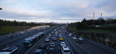 �stanbul'da baz� b�lgelerde trafik yo�unlu�u ya�an�yor