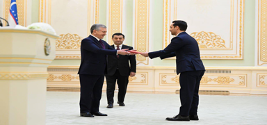 Ta�kent B�y�kel�isi Uluta�, Mirziyoyev'e g�ven mektubunu sundu