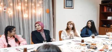 Bakan Gkta, ocuklarn sahur sofrasna misafir oldu