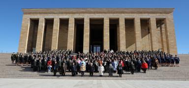 Bakan Gler'in ei Demet Gler, Antkabir'i ziyaret etti