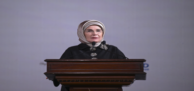 Emine Erdoan: Emeiyle gelecei ina eden tm kadnlarmzn Dnya Kadnlar Gn'n tebrik ediyorum
