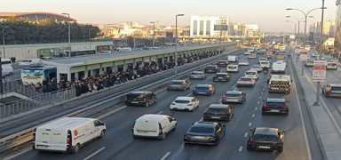 �stanbul'da trafik yo�unlu�u ya�an�yor