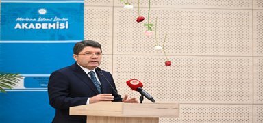 Bakan Tun'tan zgr zel'e tepki
