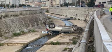 Pendik'te otomobil dereye dt