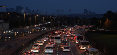stanbul'da trafik younluu yaanyor