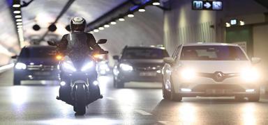 Motosiklet says 5 ilde otomobili sollad