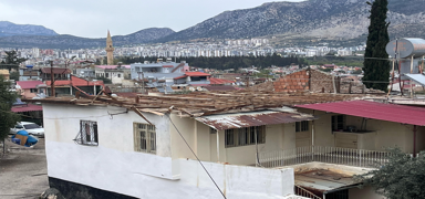 Adana'da iddetli rzgar! at utu