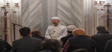 Diyanet leri Bakan Erba, stanbul'da teravih namaz kldrd