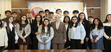 Karaba ehitlerinin ocuklar Trkiye'de! Bakan Gkta ile bir araya geldiler