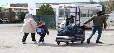 Baas rejiminin devrilmesi sonras Suriyelilerde bayram mutluluu