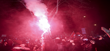 Sara�hane'de yine ayn� manzara! Vandallar polise yan�c� madde att�