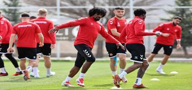 Sivasspor, Adana Demirspor kar��s�nda oynayaca�� ma� i�in haz�r