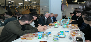 stanbul Valisi Gl genlerle birlikte iftar yapt