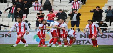 Sivasspor, Adana Demirspor'a �ans tan�mad�