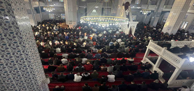 Trkiye'de ilk bayram namaz Idr'da klnd