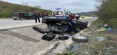 Bartn'da iki otomobil kafa kafaya arpt: ok sayda yaral var