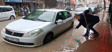 Mersin'i saanak ve dolu vurdu