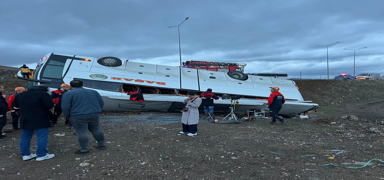 Sivas'ta yolcu otob�s� devrildi